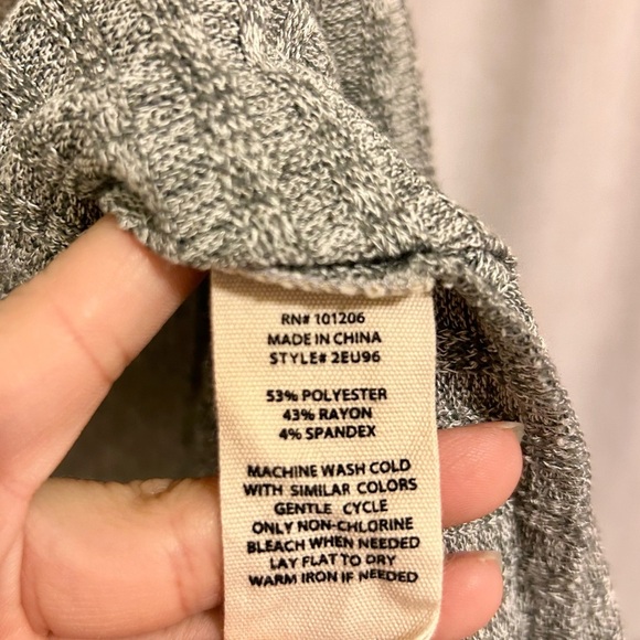 Soft surroundings grey style 2EU96 ribbed knit asymmetrical hem swing top - Picture 4 of 5